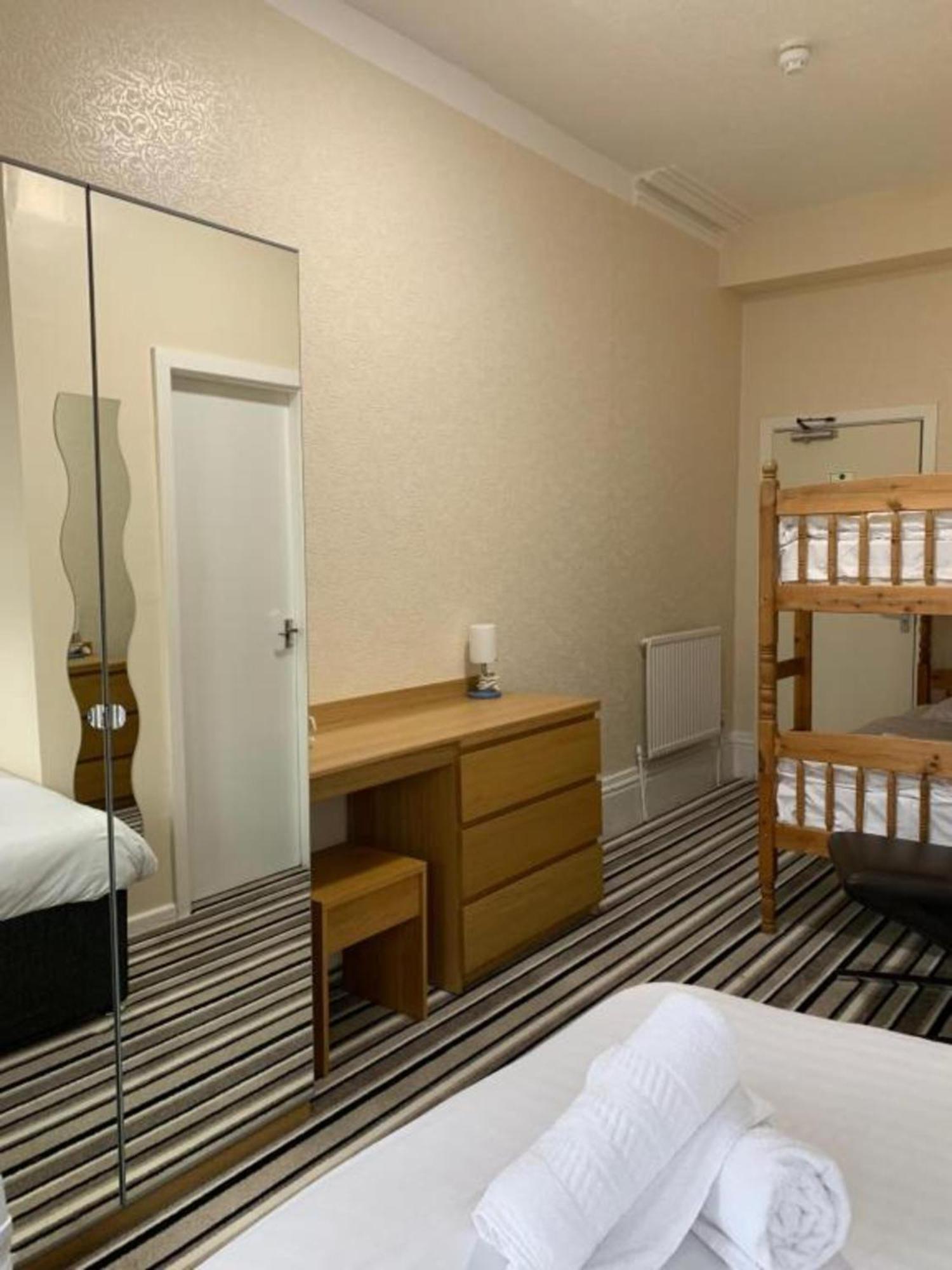Oyo Wave Crest Hotel ブラックプール エクステリア 写真